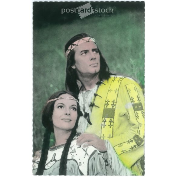 Pierre Brice francia színész és Karin Dor német színésznő. Eredeti papírkép. Régi fotó. Színezett fotólap, régi képeslap. (2792635)