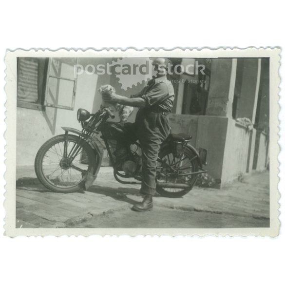 1930-as évek. Motoros egy kiskutyával. A kép készítője és a rajta szereplők személye ismeretlen. Eredeti papírkép. Régi fotó. (2792656)