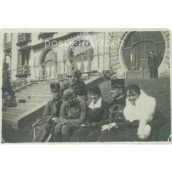   1920-as évek. Magyarország. Katonák hölgyek társaságában. A kép készítője és a rajta szereplők személye ismeretlen. Fekete-fehér eredeti papírkép, régi fotó. (2792665)
