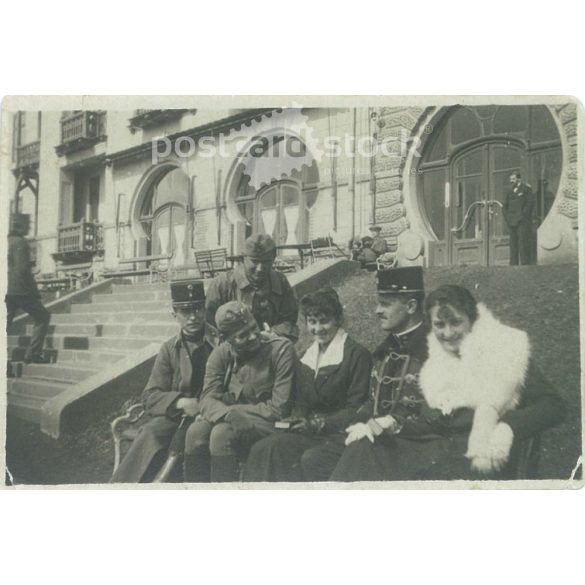 1920-as évek. Magyarország. Katonák hölgyek társaságában. A kép készítője és a rajta szereplők személye ismeretlen. Fekete-fehér eredeti papírkép, régi fotó. (2792665)