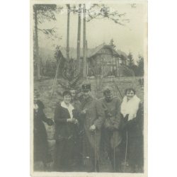   1920-as évek. Magyarország. Katonák hölgyek társaságában. A kép készítője és a rajta szereplők személye ismeretlen. Fekete-fehér eredeti papírkép, régi fotó. (2792666)