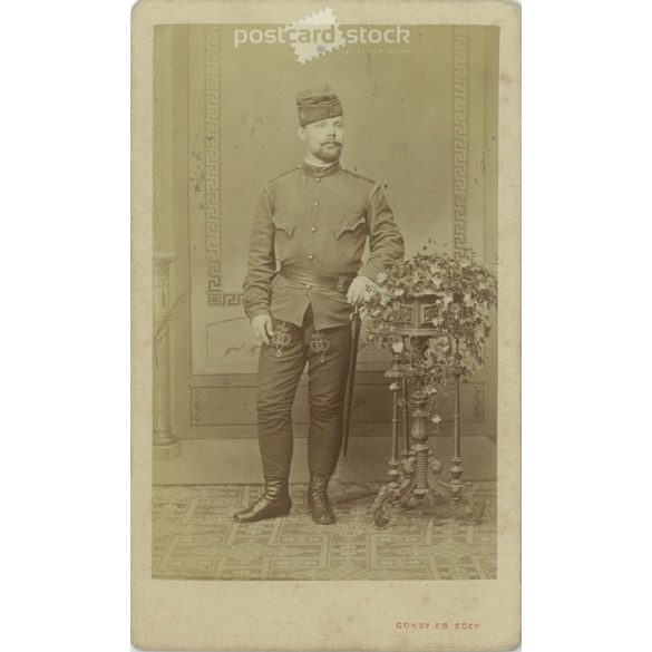 1870-es évek vége. Katona, egészalakos műtermi fotója. A képen szereplő személye ismeretlen. Eredeti papírkép. A fotó Gondy és Egey fényképészeti műtermében készült. Debrecenben. Régi fotó, vizitkártya, CDV fotó. (2792676)