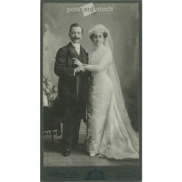 1910-es évek. Elegáns, esküvői fotó. A képen szereplők személye ismeretlen. A fotó Schmidt Ede fényképészeti műtermében készült, Budapesten. Régi fotó, eredeti kabinetfotó / keményhátú fotó. (2792678)
