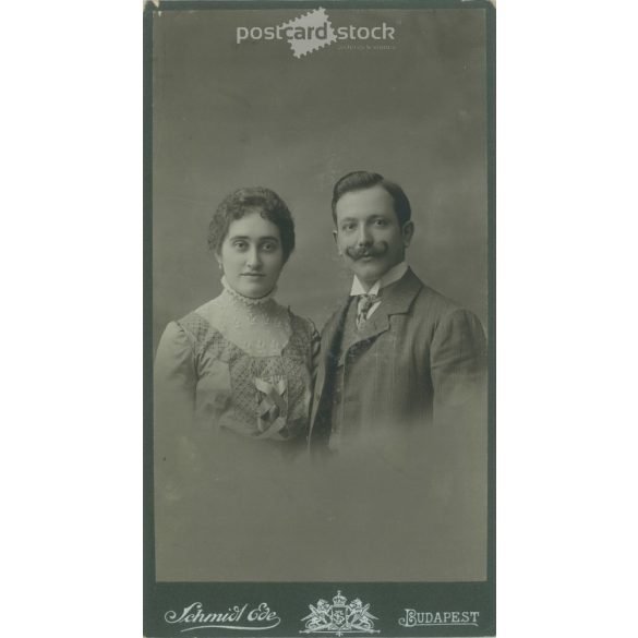 1910-es évek. Házaspár, műtermi fotója. A képen szereplők személye ismeretlen. A fotó Schmidt Ede fényképészeti műtermében készült, Budapesten. Régi fotó, eredeti kabinetfotó / keményhátú fotó. (2792680)