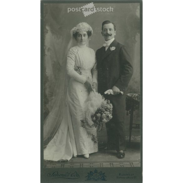 1910-es évek. Elegáns, esküvői fotó. A képen szereplők személye ismeretlen. A fotó Schmidt Ede fényképészeti műtermében készült, Budapesten. Régi fotó, eredeti kabinetfotó / keményhátú fotó. (2792682)