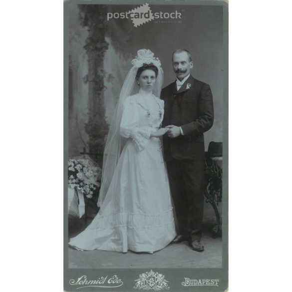 1910-es évek. Elegáns, esküvői fotó. A képen szereplők személye ismeretlen. A fotó Schmidt Ede fényképészeti műtermében készült, Budapesten. Régi fotó, eredeti kabinetfotó / keményhátú fotó. (2792683)
