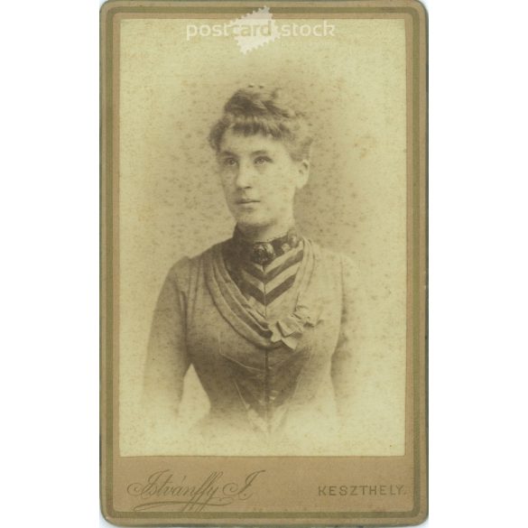 1890 – Fiatal nő műtermi fotója. A képen szereplő személye ismeretlen. Istvánffy J. fényképészeti műterem munkája. Keszthely. Régi fotó, vizitkártya, CDV fotó. (2792686)