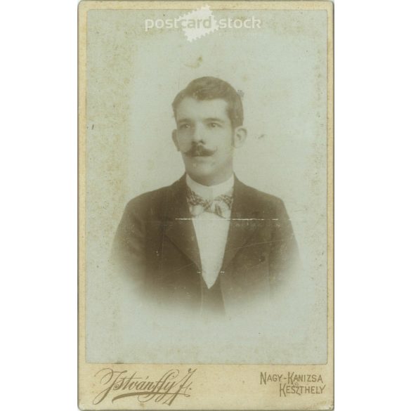 1890-es évek. Fiatal férfi műtermi fotója. A képen szereplő személye ismeretlen. Istvánffy J. fényképészeti műterem munkája. Keszthely. Régi fotó, vizitkártya, CDV fotó. (2792687)