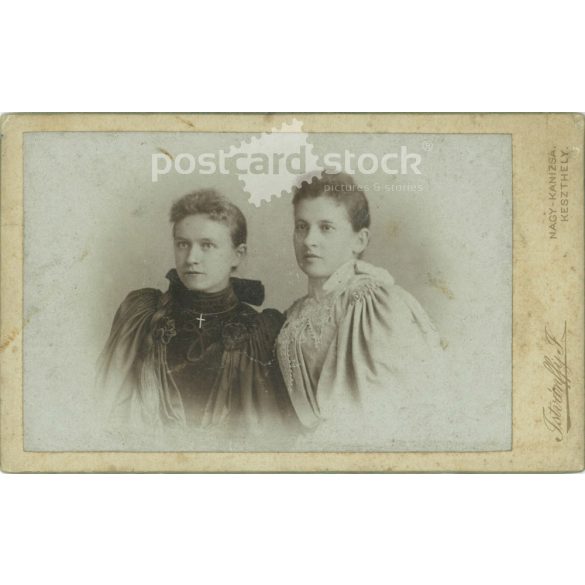 1890-es évek. Nővérek műtermi fotója. A képen szereplők személye ismeretlen. Istvánffy J. fényképészeti műterem munkája. Keszthely. Régi fotó, vizitkártya, CDV fotó. (2792688)