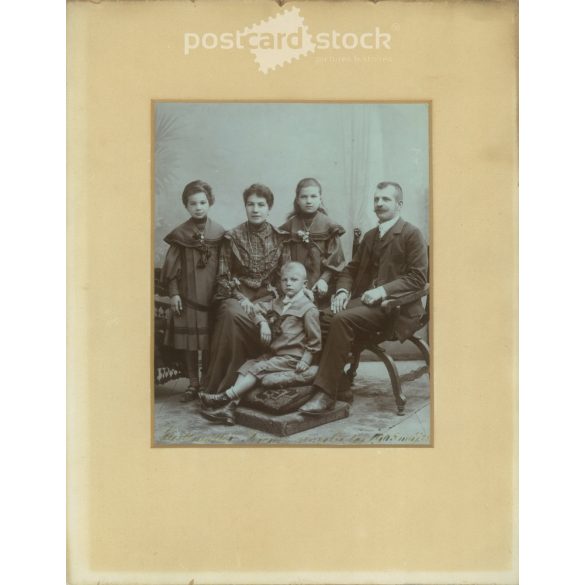 1905 – Hadtmüllet Ferencz és családja elegáns műtermi fotója. A kép készítője ismeretlen. Régi fotó, eredeti kabinetfotó / keményhátú fotó. (2792689)