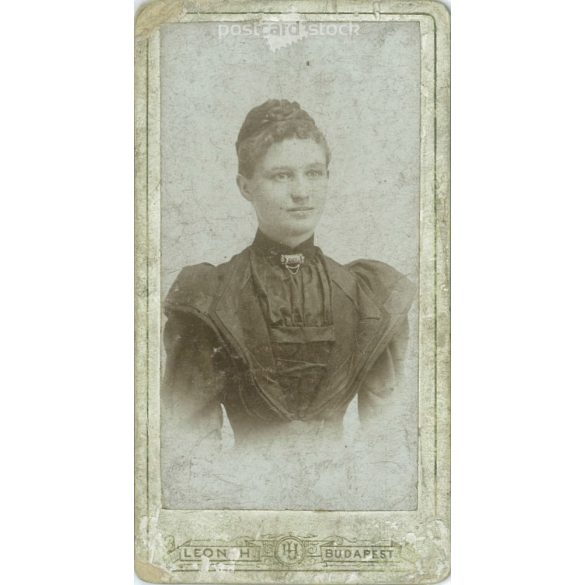 1910-es évek. Fiatal nő műtermi fotója. A képen szereplő személye ismeretlen. Leon H. fényképészeti műterem munkája. Budapest. Régi fotó, vizitkártya, CDV fotó. (2792702)