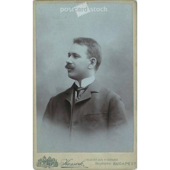 1906. Fiatal férfi műtermi fotója. A képen szereplő személye ismeretlen. Kossak József fényképészeti műterem munkája. Budapest. Régi fotó, vizitkártya, CDV fotó. (2792704)