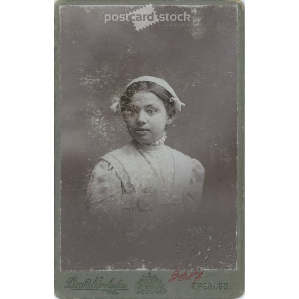 1900. Fiatal nő, elegáns öltözékben műtermi fotó. A képen szereplő személye ismeretlen. Divald Károly fia fényképészeti műterem munkája. Eperjes. Régi fotó, vizitkártya, CDV fotó. (2792705)
