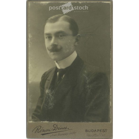 1912. Fiatal férfi műtermi fotója. A képen szereplő személye ismeretlen. Rónai Dénes fényképészeti műterem munkája. Budapest. Régi fotó, vizitkártya, CDV fotó. (2792706)