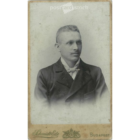 1898. Fiatal férfi műtermi fotója. A képen szereplő személye ismeretlen. Schmidt Ede fényképészeti műterem munkája. Budapest. Régi fotó, vizitkártya, CDV fotó. (2792707)