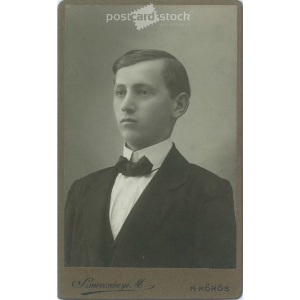 1900-as évek eleje. Fiatal férfi műtermi fotója. A képen szereplő személye ismeretlen. Szmrecsányi Miklós fényképészeti műterem munkája. Nagykőrös. Régi fotó, vizitkártya, CDV fotó. (2792708)