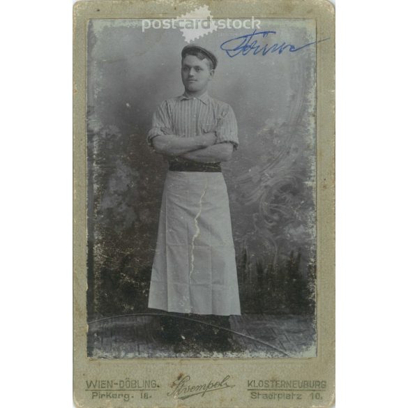 1915. Fiatal inas műtermi fotója. A képen szereplő személye ismeretlen. Strempel fényképészeti műterem munkája. Bécs. Régi fotó, vizitkártya, CDV fotó. (2792709)