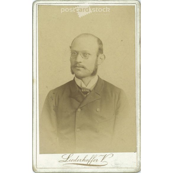 1891. Középkorú, elegáns úr műtermi fotója. A képen szereplő személye ismeretlen. Liederhoffer fényképészeti műterem munkája. Budapest. Régi fotó, vizitkártya, CDV fotó. (2792710)