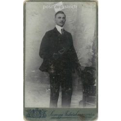   1900 körül. Fiatal férfi műtermi fotója. A képen szereplő személye ismeretlen. Somogyi testvérek fényképészeti műterem munkája. Veszprém. Régi fotó, vizitkártya, CDV fotó. (2792711)