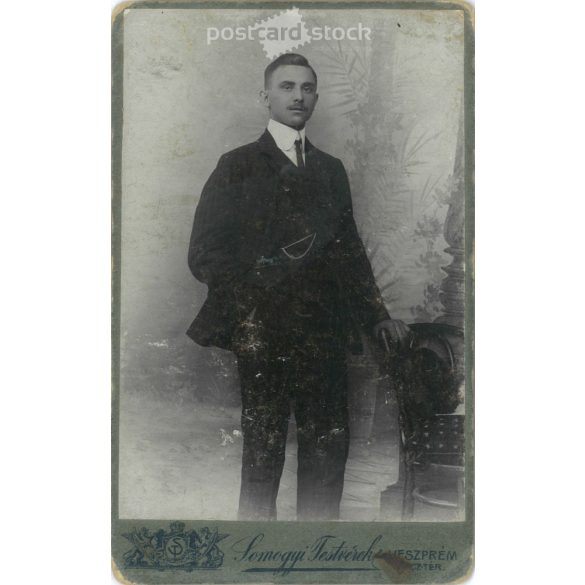 1900 körül. Fiatal férfi műtermi fotója. A képen szereplő személye ismeretlen. Somogyi testvérek fényképészeti műterem munkája. Veszprém. Régi fotó, vizitkártya, CDV fotó. (2792711)