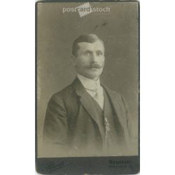   1910 körül. Fiatal férfi műtermi fotója. A képen szereplő személye ismeretlen. Rivoli fényképészeti műterem munkája. Budapest. Régi fotó, vizitkártya, CDV fotó. (2792712)