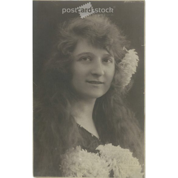 1927. Fiatal nő virággal. Mona Lisa fotóműterem munkája. Eredeti papírkép. Régi fotó. Fekete-fehér fotólap, régi képeslap. (2792721)