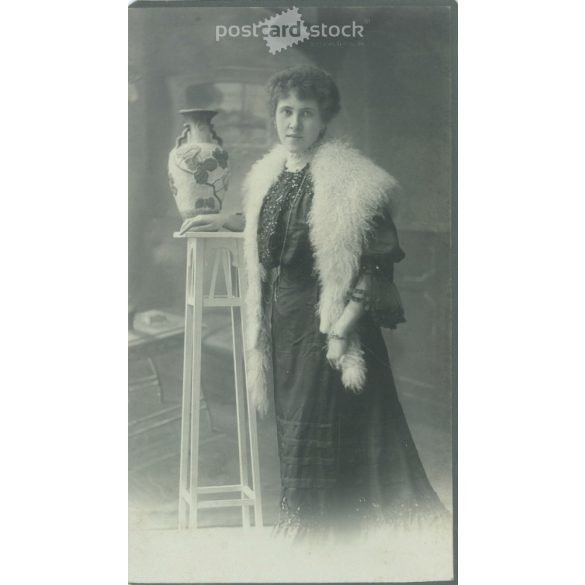 1903. Fiatal nő egészalakos, műtermi fotója. „Ella néni” felirattal. J. Singer fényképészeti műterem munkája. Neusatz. Régi fotó, eredeti kabinetfotó / keményhátú fotó. (2792724)