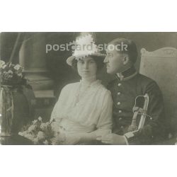   1915. Fiatal pár műtermi felvétele. A képen szereplők személye ismeretlen. Ellei Károly fényképészeti műterem készítette. Úlpest. Zselatinos ezüst. Eredeti papírkép. Régi fotó. Fekete-fehér fotólap, régi képeslap. (27925740)