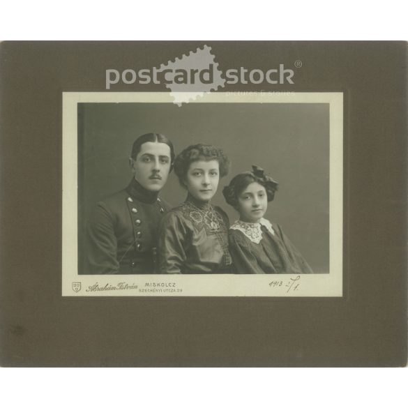 1913 – Családi fotó, műtermi felvétel. A képen szereplők személye ismeretlen. A fotót Ábrahám István fényképészeti műterem készítette. Miskolc. Régi fotó, eredeti kabinetfotó / keményhátú fotó. (2792756)