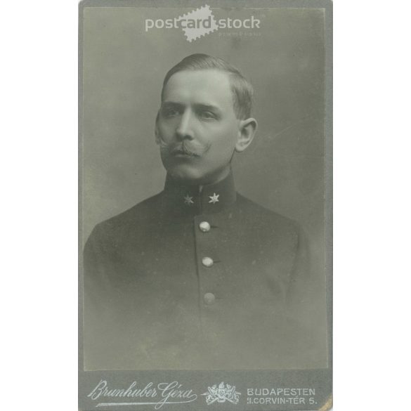 1900 körül. Pfeffermann Kázmér katona, műtermi fotója. Brunhuber Géza fényképészeti műterem munkája. Budapest. Régi fotó, vizitkártya, CDV fotó. (2792759)