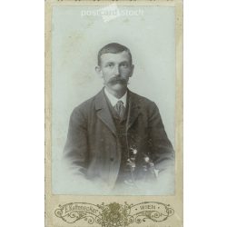   1900 körül. Ismeretlen férfi műtermi fotója. E Kaltenecker fényképészeti műterem munkája. Bécs. Régi fotó, vizitkártya, CDV fotó. (2792761)