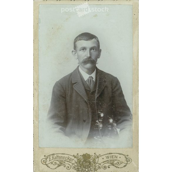 1900 körül. Ismeretlen férfi műtermi fotója. E Kaltenecker fényképészeti műterem munkája. Bécs. Régi fotó, vizitkártya, CDV fotó. (2792761)