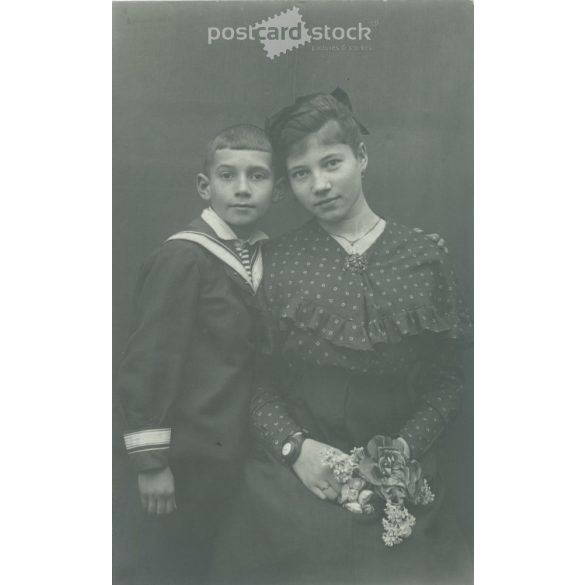 1910 körül. Anya és fia, műtermi felvétel. A képen szereplők személye és a kép készítője ismeretlen. Eredeti papírkép. Régi fotó. Fekete-fehér fotólap, régi képeslap. (27925762)