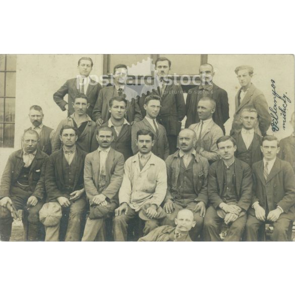 1925 – „Villamos műhely” dolgozóinak fotója. Eredeti papírkép. A kép készítője ismeretlen. Régi fotó. Fekete-fehér fotólap, régi képeslap. (27925771)
