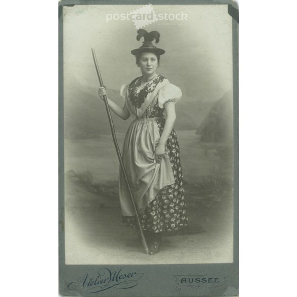 1890 körül. Fiatal nő műtermi fotója. A képen szereplő személye ismeretlen. A fotó Michael Moser fényképészeti műtermében készült. Graz. Régi fotó, vizitkártya, CDV fotó. (2792776)