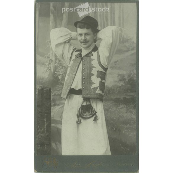 1890 körül. Fiatal legény műtermi fotója. A képen szereplő személye ismeretlen. A fotó J. Fuchs fényképészeti műtermében készült. Berlin. Régi fotó, vizitkártya, CDV fotó. (2792777