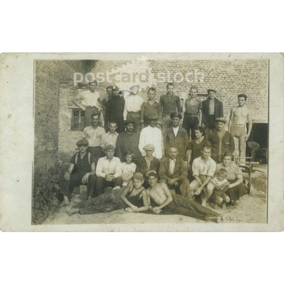 1930 körül. Férfiak csoportképe. A képen szereplők személye és a kép készítője ismeretlen. Eredeti papírkép. Régi fotó. Fekete-fehér fotólap, régi képeslap. (27925786)