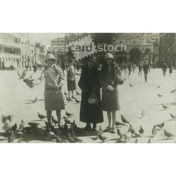 1928. Hölgyek galambokkal. A képen szereplők személye és a kép készítője ismeretlen. Eredeti papírkép. Régi fotó. Fekete-fehér fotólap, régi képeslap. (27925788)