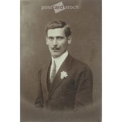   1920-as évek. Fiatal vőlegény. A képen szereplő személye és a kép készítője ismeretelen. Eredeti papírkép. Fekete-fehér régi fotó. (27925789)